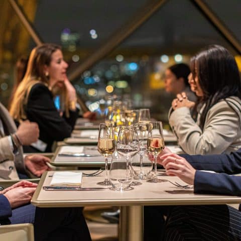 Dîner mémorable avec vue imprenable sur les toits de Paris depuis le restaurant Madame Brasserie.