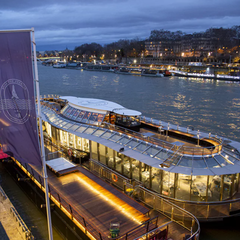 Dîner inoubliable avec Ducasse sur seine, un restaurant flottant sur la Seine.