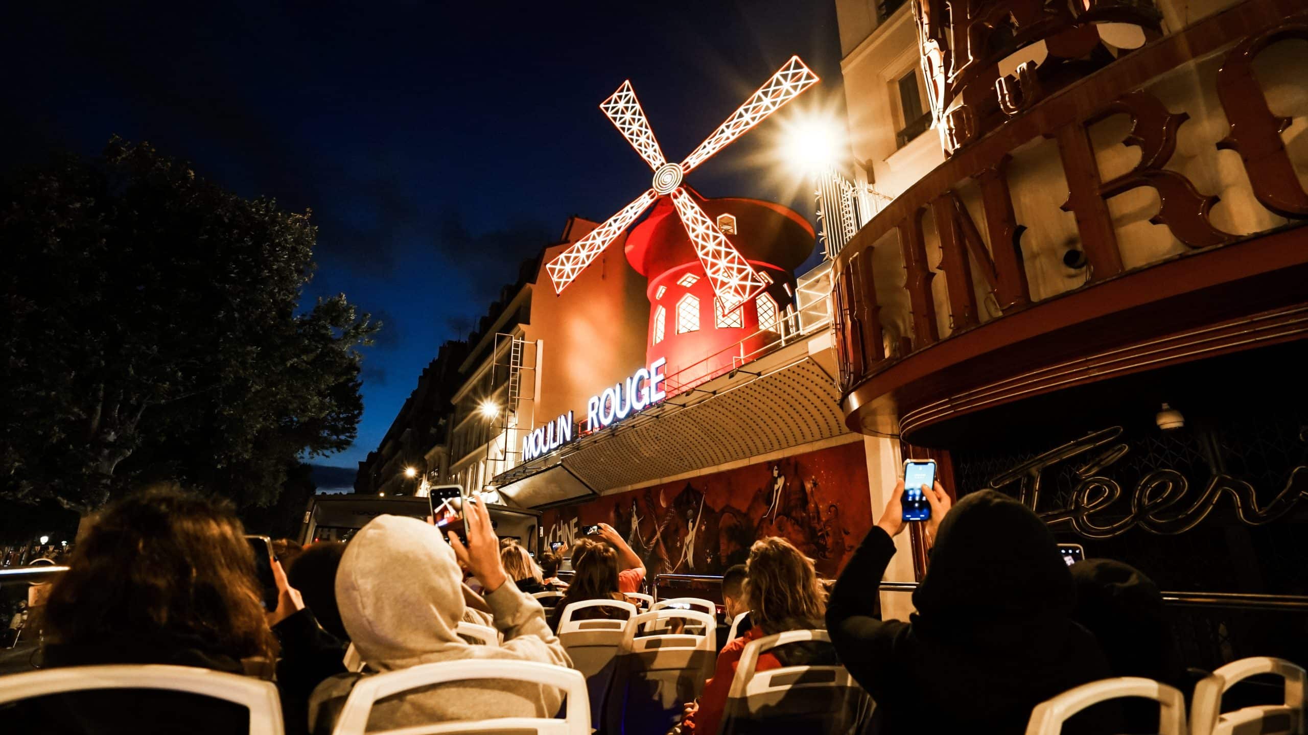 Discover the magic of Paris by night with Tootbus' night tour Paris.