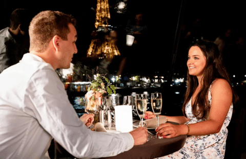 Un couple dégustant son menu spécial aux Bateaux Parisiens