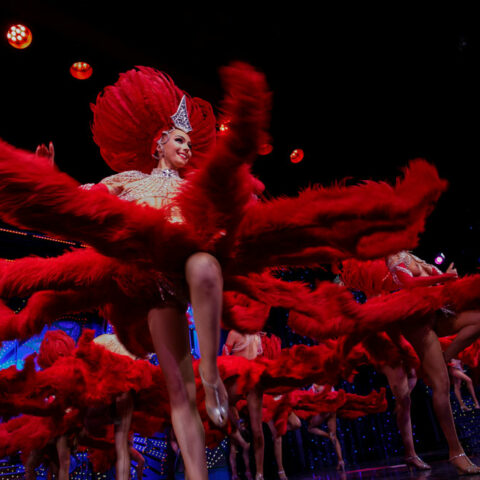 Cette soirée au Moulin Rouge promet d'être une expérience inoubliable, où la tradition, la créativité et le glamour se rejoignent pour vous offrir un Réveillon tout simplement féérique.