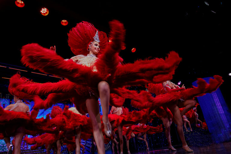Cette soirée au Moulin Rouge promet d'être une expérience inoubliable, où la tradition, la créativité et le glamour se rejoignent pour vous offrir un Réveillon tout simplement féérique.